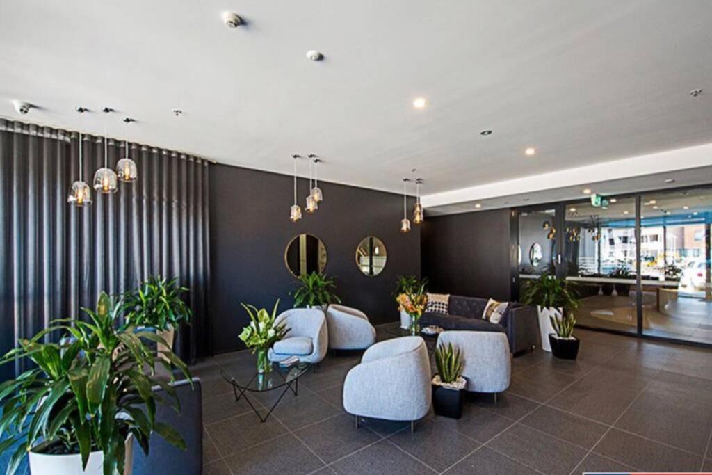 Luxe 2Br Executive Apartment Kingston Pool Parking Wifi Bbq Wine Ngoại thất bức ảnh