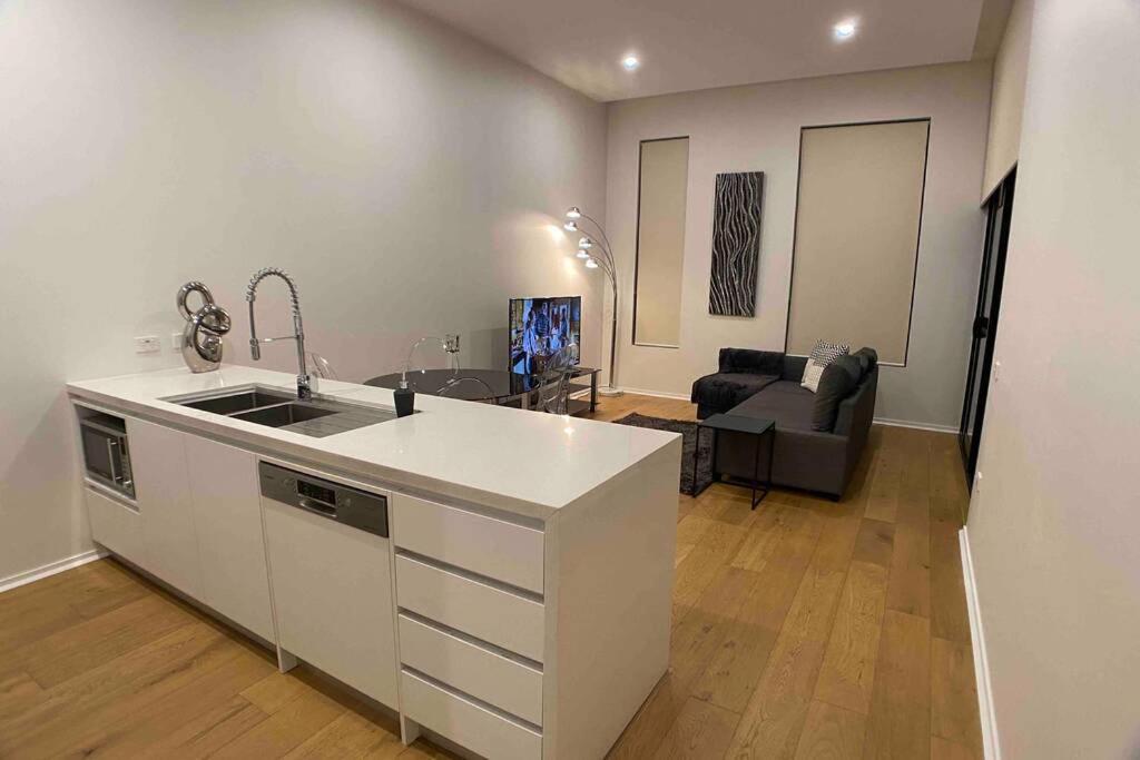 Luxe 2Br Executive Apartment Kingston Pool Parking Wifi Bbq Wine Ngoại thất bức ảnh