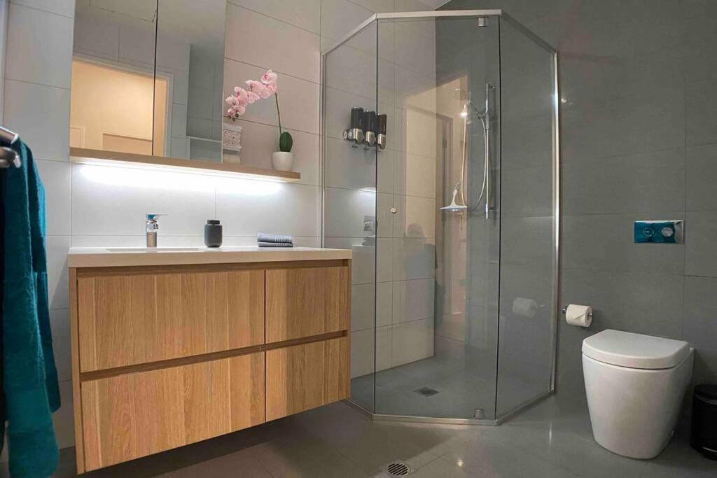 Luxe 2Br Executive Apartment Kingston Pool Parking Wifi Bbq Wine Ngoại thất bức ảnh