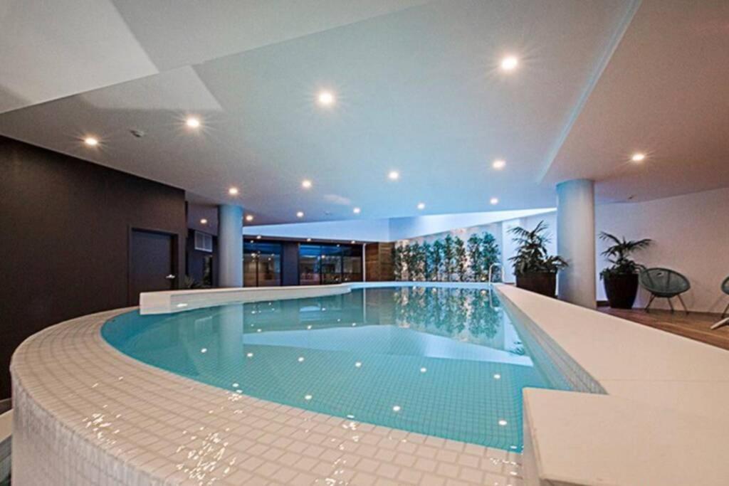 Luxe 2Br Executive Apartment Kingston Pool Parking Wifi Bbq Wine Ngoại thất bức ảnh