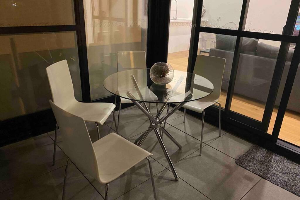 Luxe 2Br Executive Apartment Kingston Pool Parking Wifi Bbq Wine Ngoại thất bức ảnh