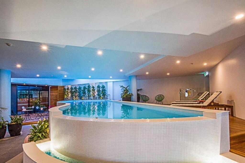 Luxe 2Br Executive Apartment Kingston Pool Parking Wifi Bbq Wine Ngoại thất bức ảnh