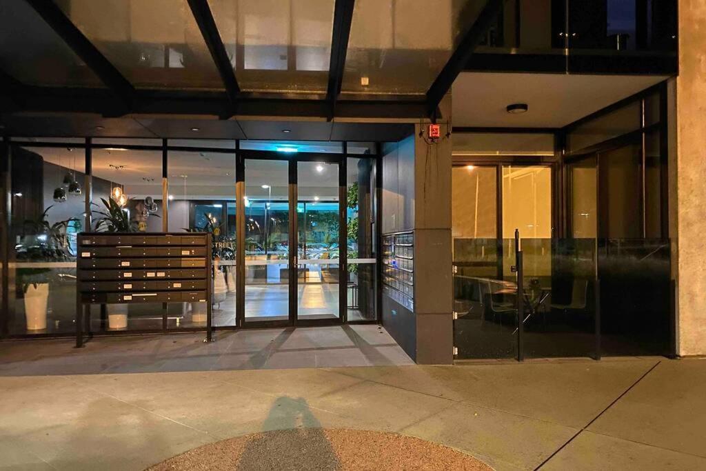 Luxe 2Br Executive Apartment Kingston Pool Parking Wifi Bbq Wine Ngoại thất bức ảnh